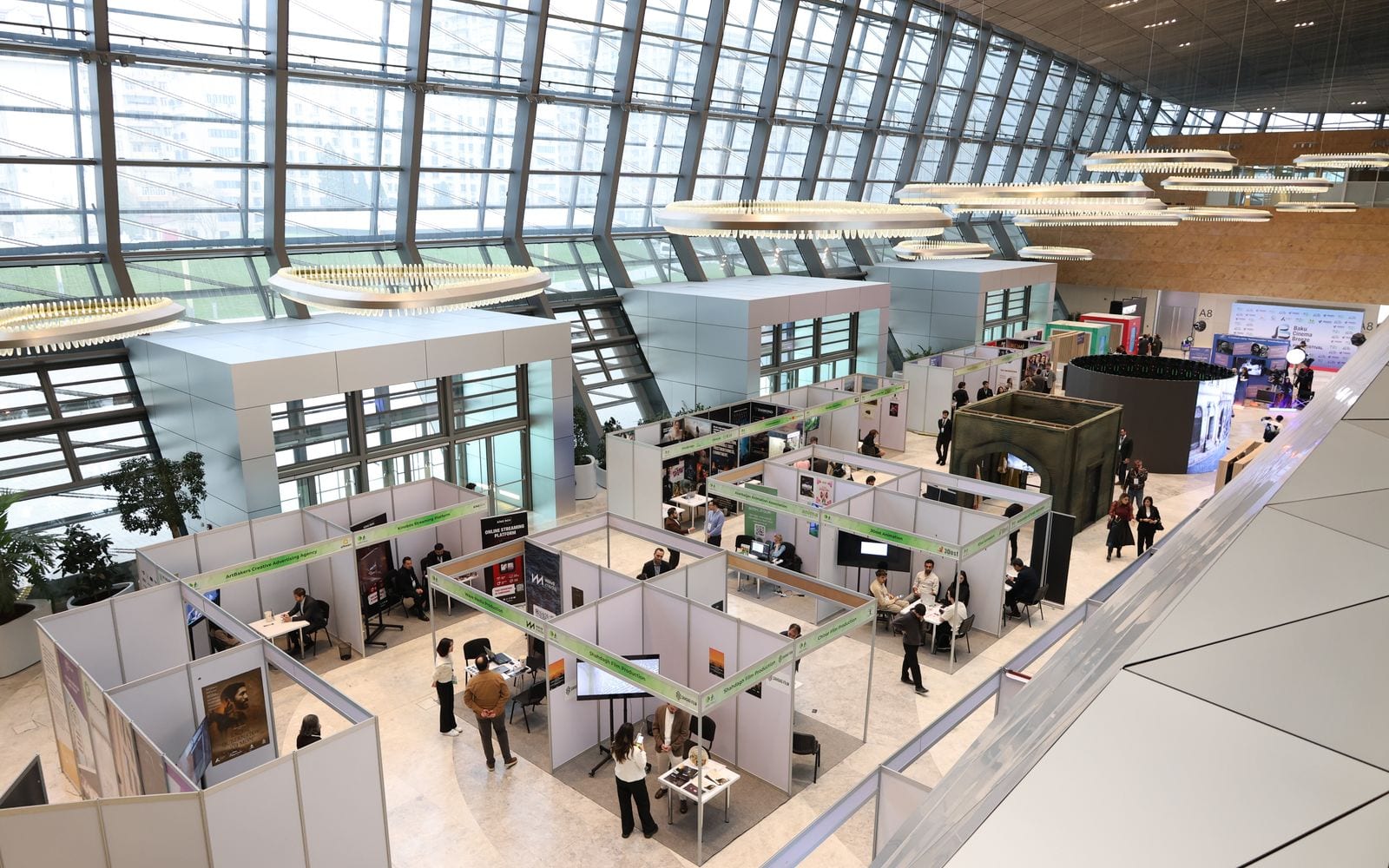 Gli stand dell’area espositiva visti dall’alto